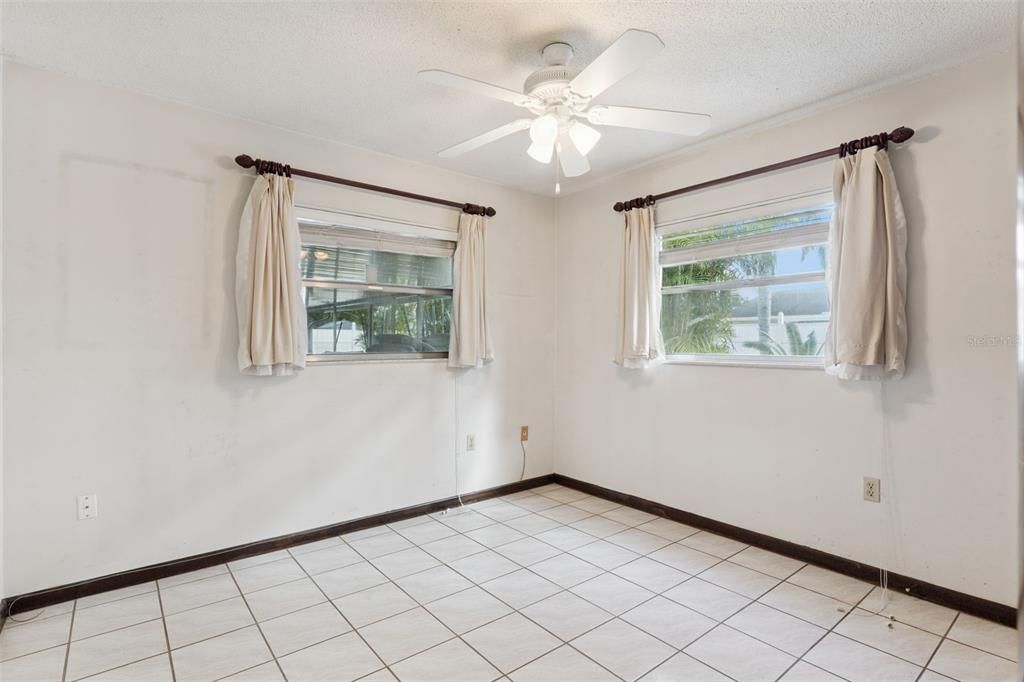 Activo con contrato: $429,999 (4 camas, 2 baños, 1690 Pies cuadrados)