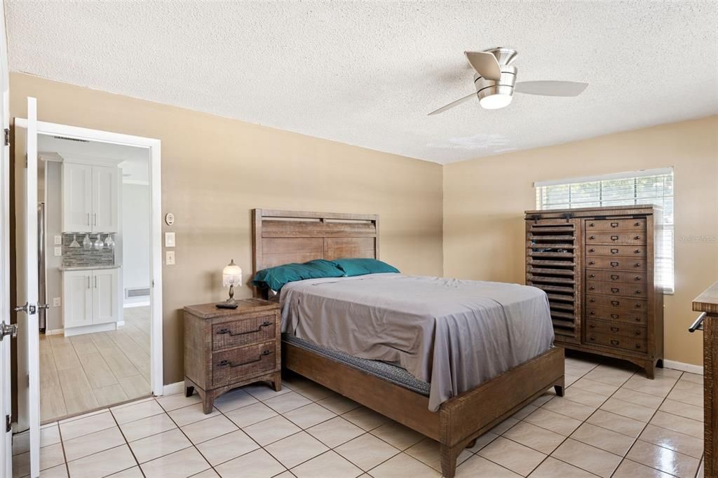 Activo con contrato: $429,999 (4 camas, 2 baños, 1690 Pies cuadrados)