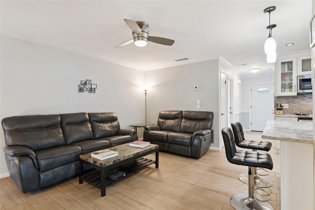 Activo con contrato: $429,999 (4 camas, 2 baños, 1690 Pies cuadrados)