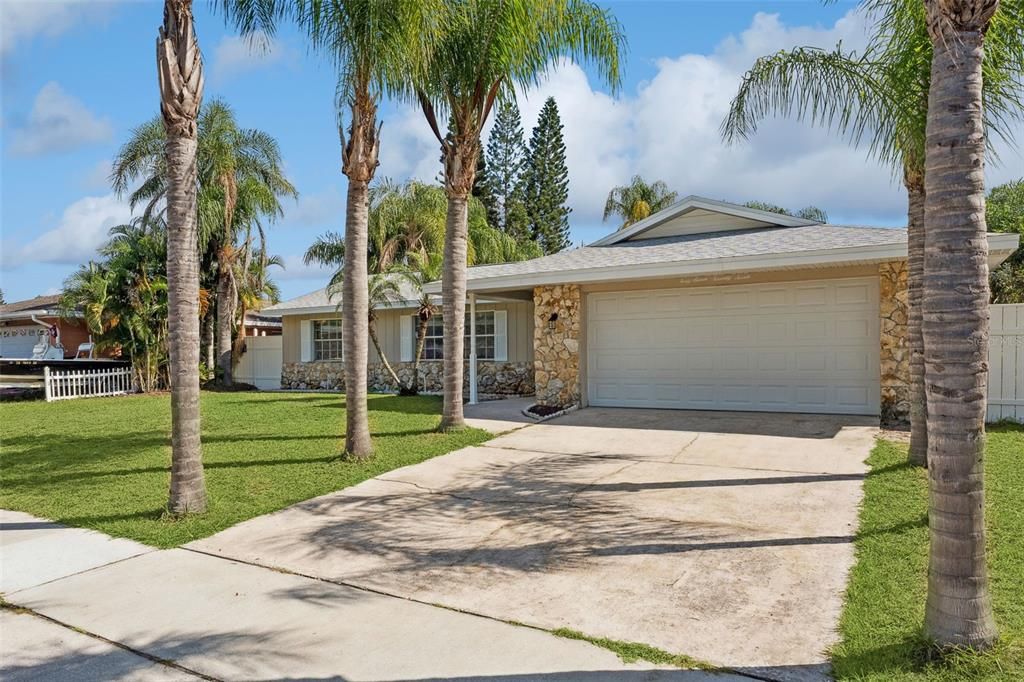 Activo con contrato: $429,999 (4 camas, 2 baños, 1690 Pies cuadrados)