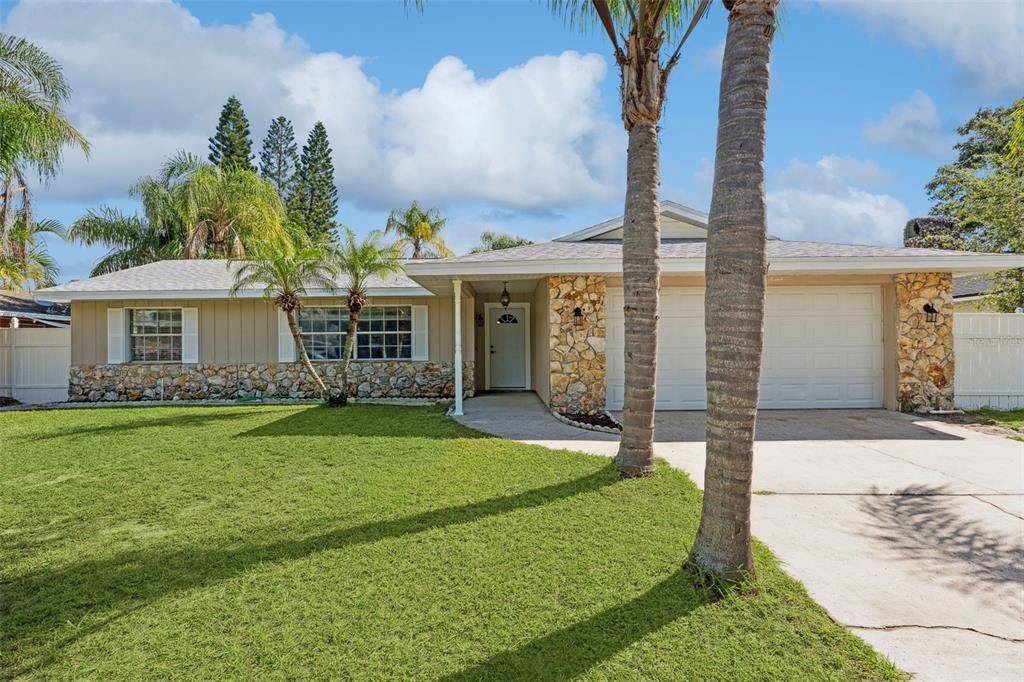 Activo con contrato: $429,999 (4 camas, 2 baños, 1690 Pies cuadrados)