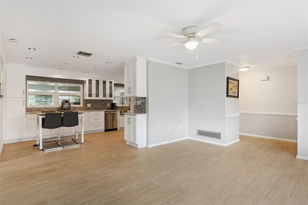 Activo con contrato: $429,999 (4 camas, 2 baños, 1690 Pies cuadrados)