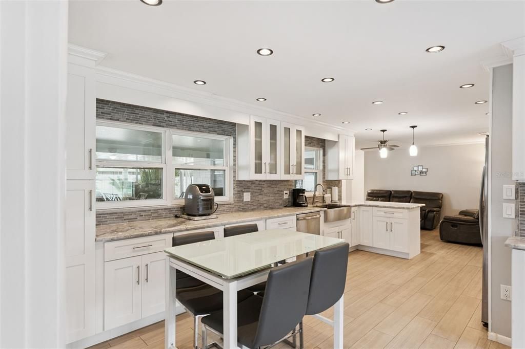 Activo con contrato: $429,999 (4 camas, 2 baños, 1690 Pies cuadrados)