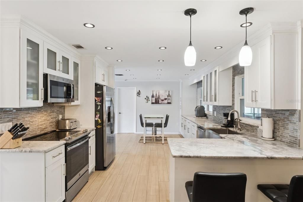 Activo con contrato: $429,999 (4 camas, 2 baños, 1690 Pies cuadrados)