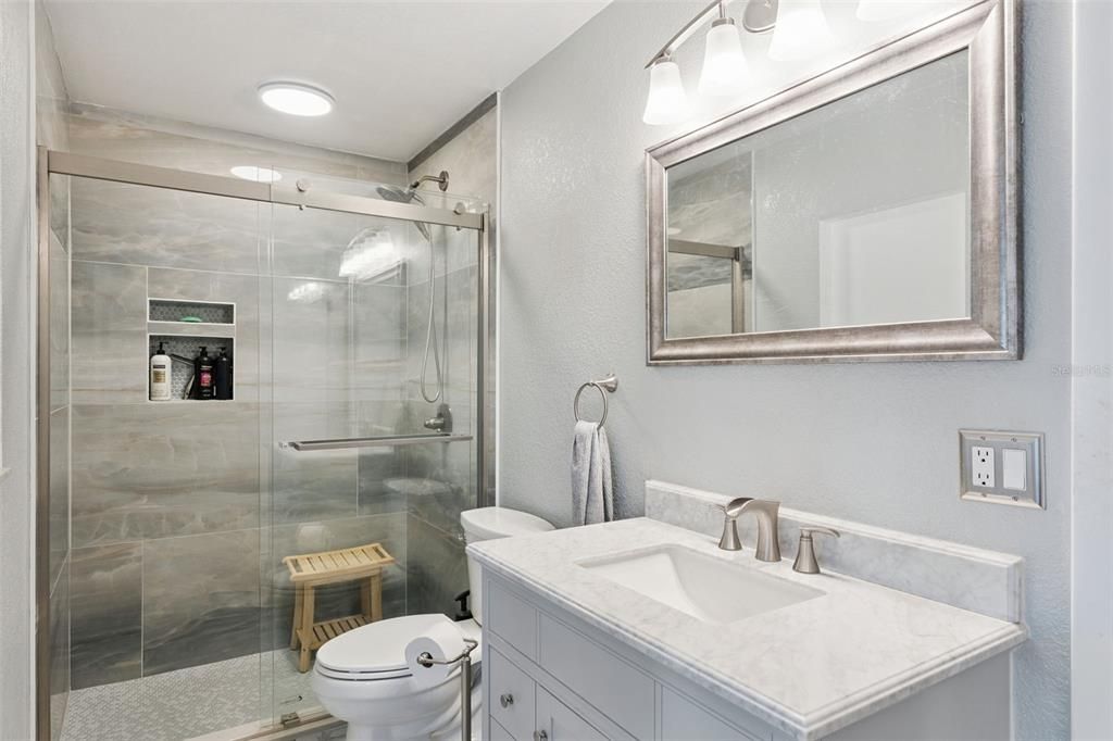 Activo con contrato: $429,999 (4 camas, 2 baños, 1690 Pies cuadrados)