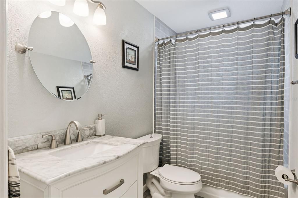 Activo con contrato: $429,999 (4 camas, 2 baños, 1690 Pies cuadrados)