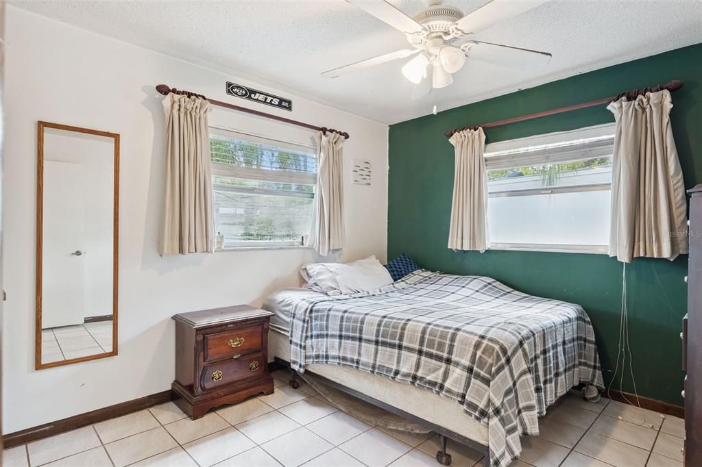 Activo con contrato: $429,999 (4 camas, 2 baños, 1690 Pies cuadrados)