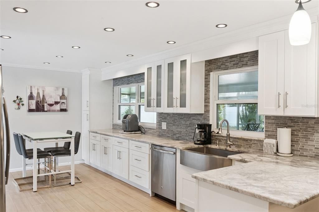 Activo con contrato: $429,999 (4 camas, 2 baños, 1690 Pies cuadrados)