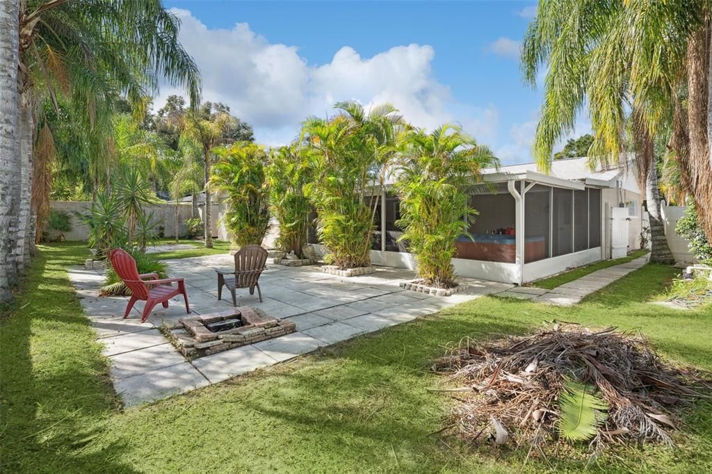 Activo con contrato: $429,999 (4 camas, 2 baños, 1690 Pies cuadrados)