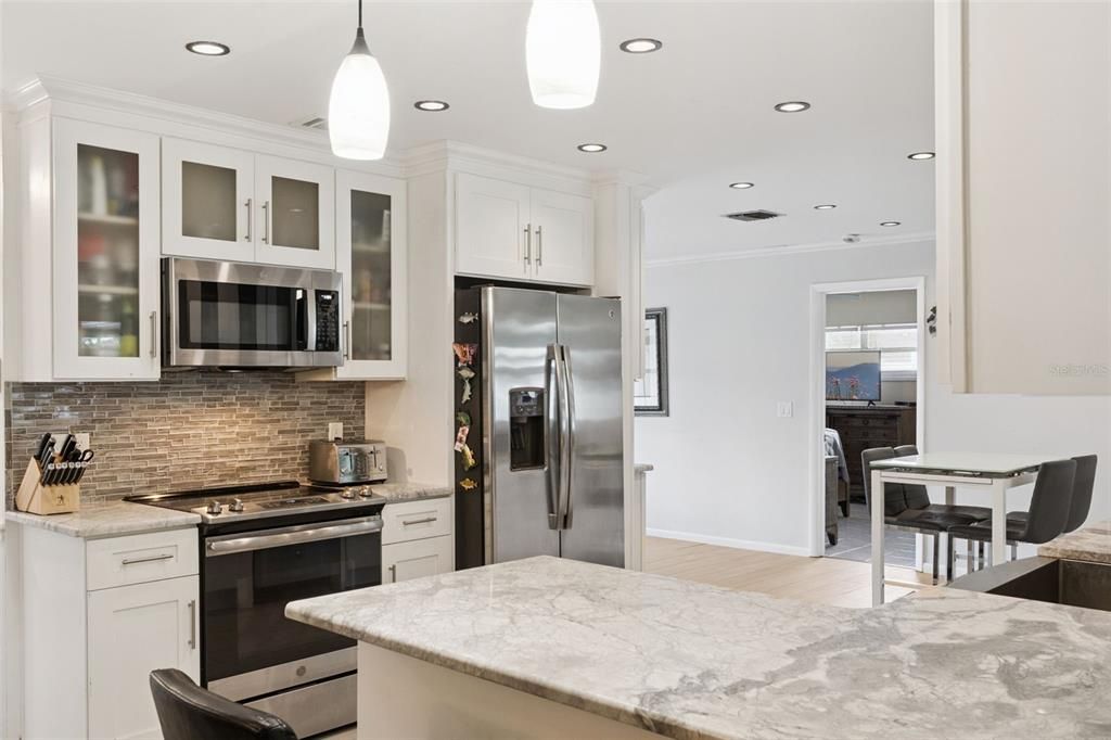 Activo con contrato: $429,999 (4 camas, 2 baños, 1690 Pies cuadrados)