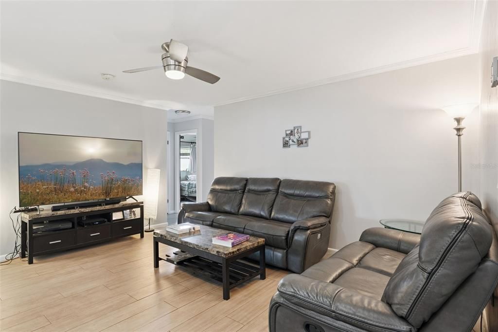 Activo con contrato: $429,999 (4 camas, 2 baños, 1690 Pies cuadrados)