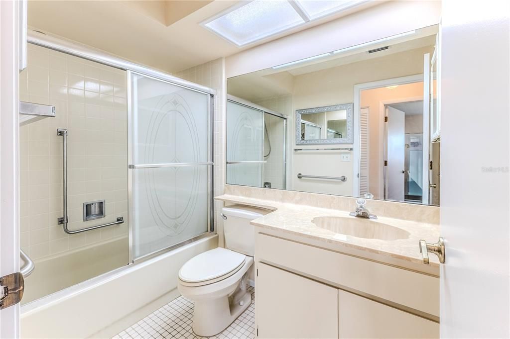 На продажу: $299,000 (2 спален, 2 ванн, 1780 Квадратных фут)