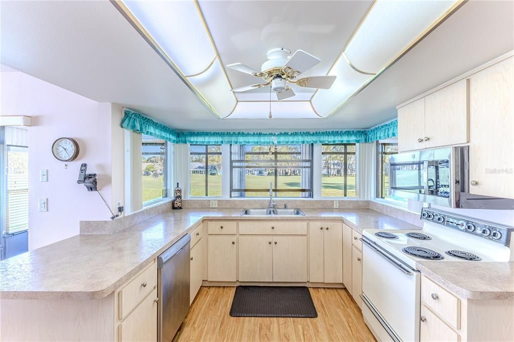 На продажу: $299,000 (2 спален, 2 ванн, 1780 Квадратных фут)