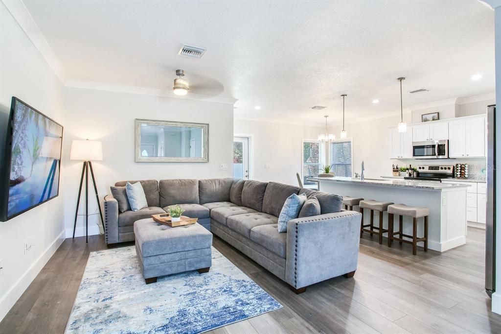 出租: $4,000 (3 贝兹, 2 浴室, 1585 平方英尺)