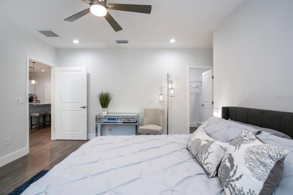 出租: $4,000 (3 贝兹, 2 浴室, 1585 平方英尺)