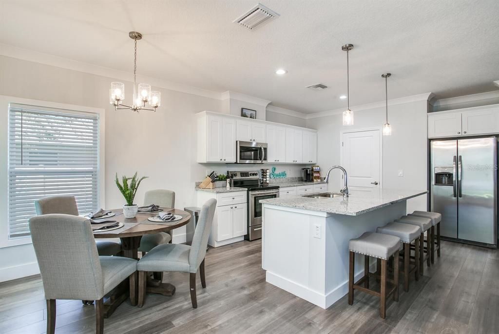 出租: $4,000 (3 贝兹, 2 浴室, 1585 平方英尺)