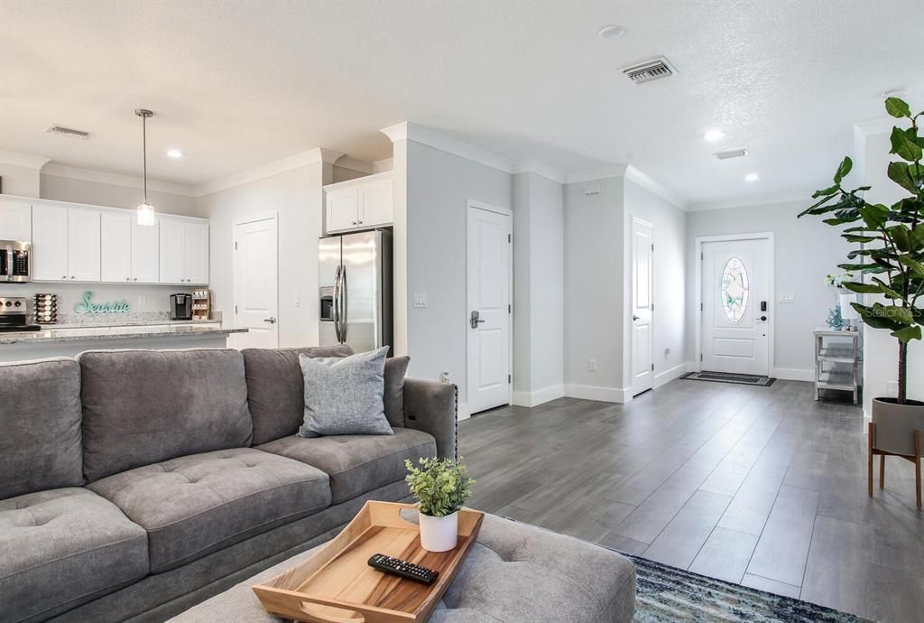 出租: $4,000 (3 贝兹, 2 浴室, 1585 平方英尺)