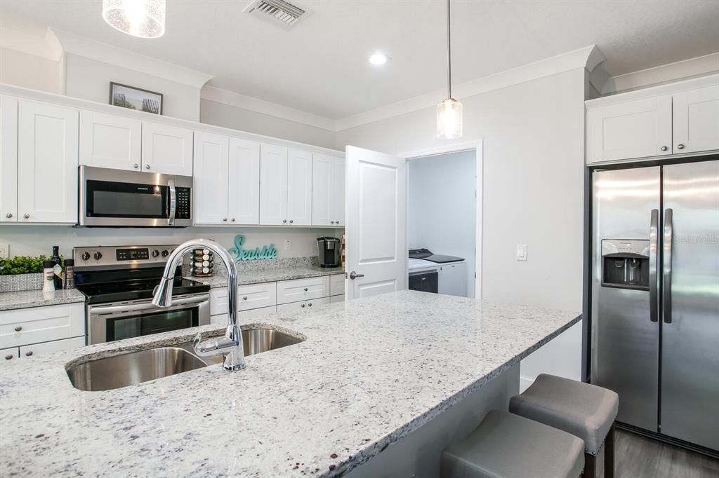 出租: $4,000 (3 贝兹, 2 浴室, 1585 平方英尺)