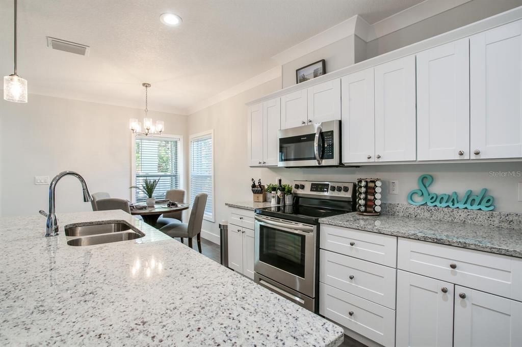 出租: $4,000 (3 贝兹, 2 浴室, 1585 平方英尺)