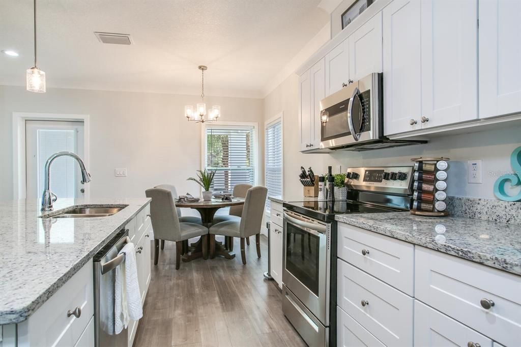 出租: $4,000 (3 贝兹, 2 浴室, 1585 平方英尺)