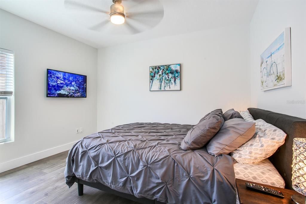 出租: $4,000 (3 贝兹, 2 浴室, 1585 平方英尺)