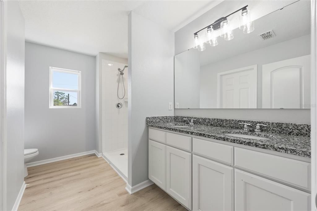 For Sale: $365,000 (4 beds, 3 baths, 1941 Square Feet)