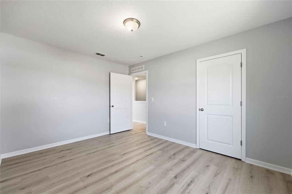 For Sale: $365,000 (4 beds, 3 baths, 1941 Square Feet)