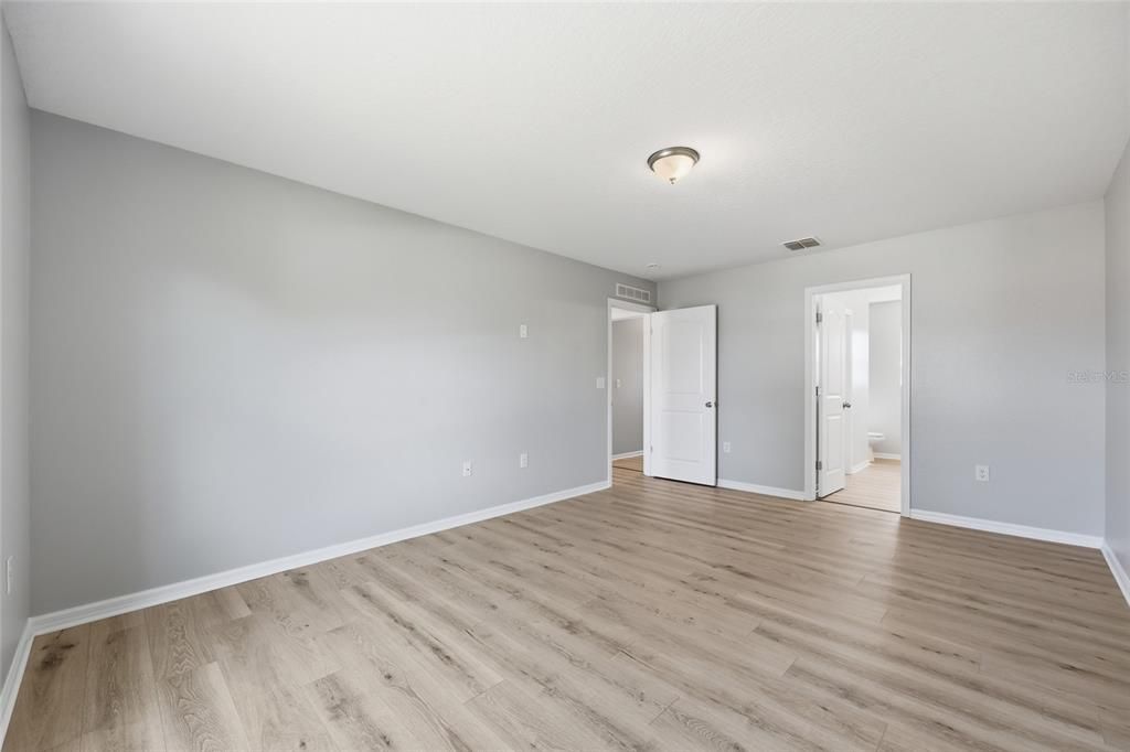 For Sale: $365,000 (4 beds, 3 baths, 1941 Square Feet)