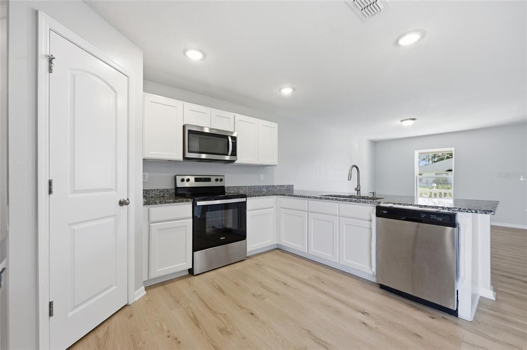 For Sale: $365,000 (4 beds, 3 baths, 1941 Square Feet)