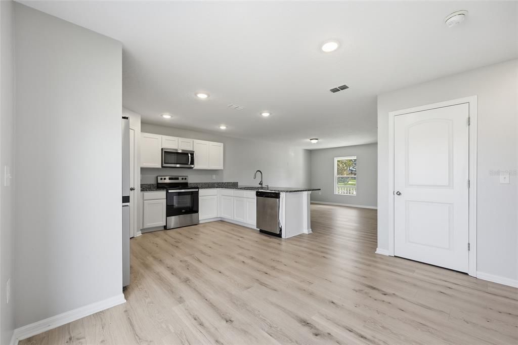 For Sale: $365,000 (4 beds, 3 baths, 1941 Square Feet)