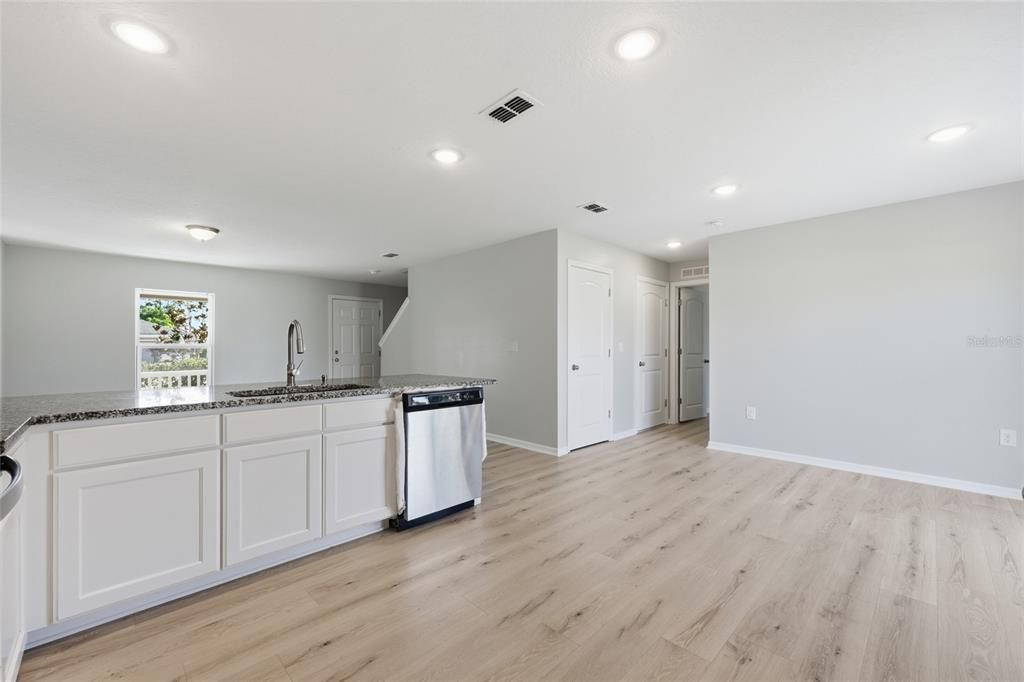 For Sale: $365,000 (4 beds, 3 baths, 1941 Square Feet)