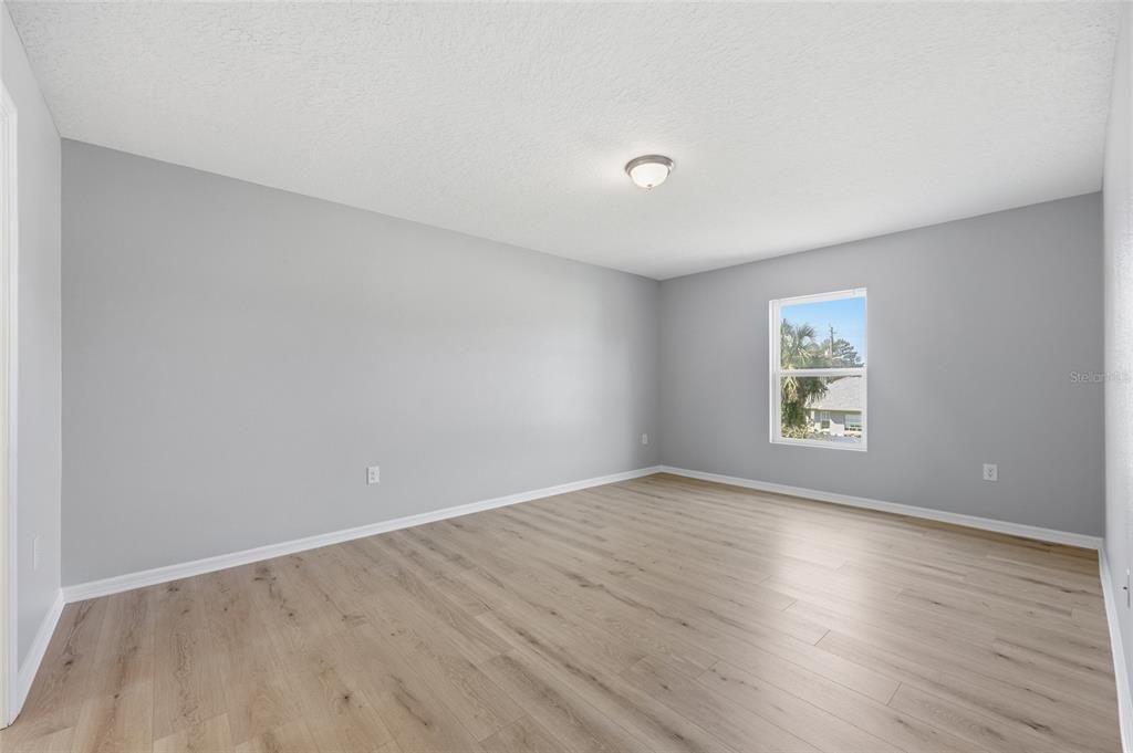 For Sale: $365,000 (4 beds, 3 baths, 1941 Square Feet)