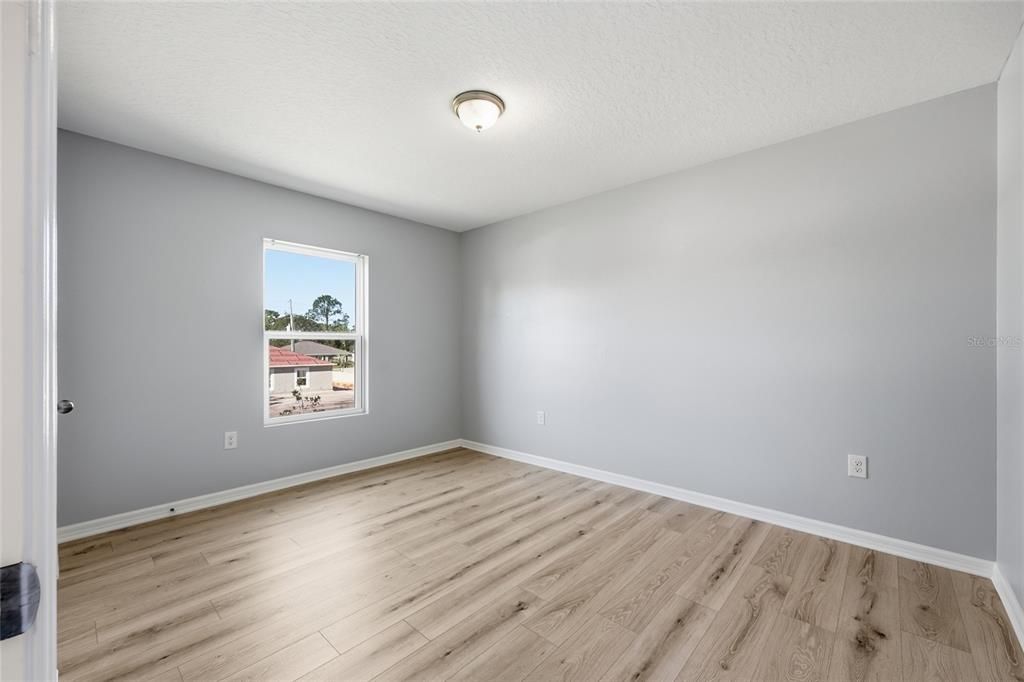 For Sale: $365,000 (4 beds, 3 baths, 1941 Square Feet)