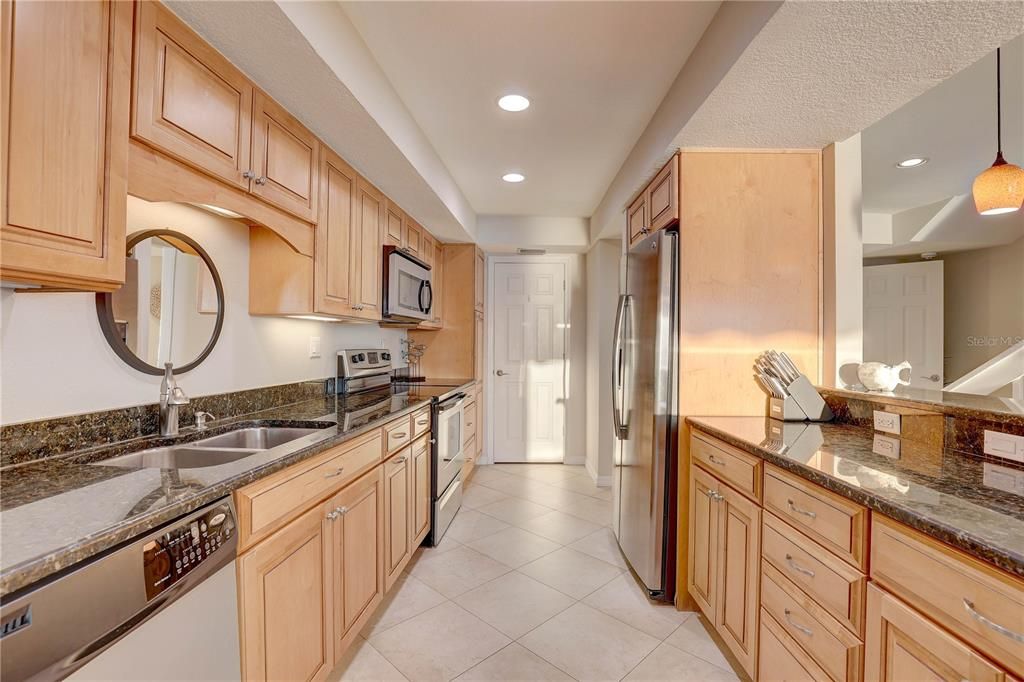 На продажу: $599,900 (2 спален, 2 ванн, 1755 Квадратных фут)