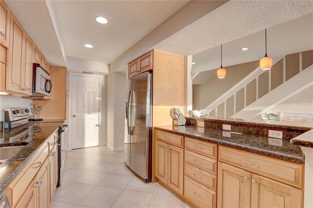 На продажу: $599,900 (2 спален, 2 ванн, 1755 Квадратных фут)