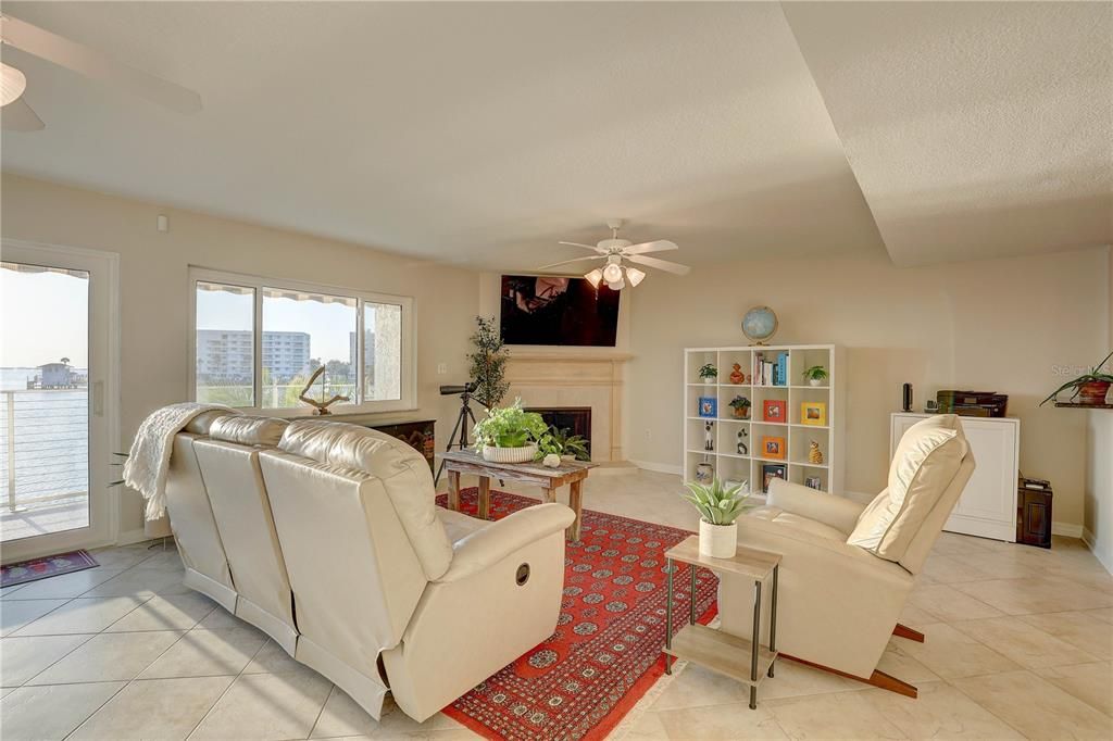 На продажу: $599,900 (2 спален, 2 ванн, 1755 Квадратных фут)