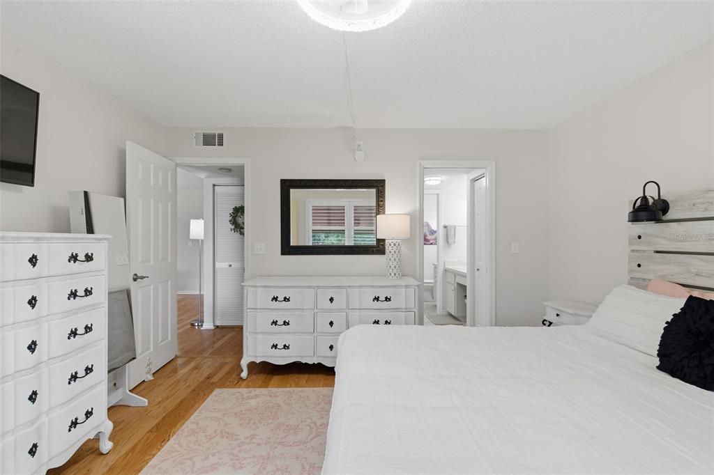 For Sale: $298,500 (2 beds, 2 baths, 1000 Square Feet)