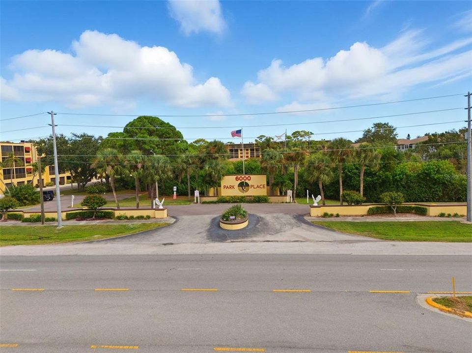 For Sale: $298,500 (2 beds, 2 baths, 1000 Square Feet)