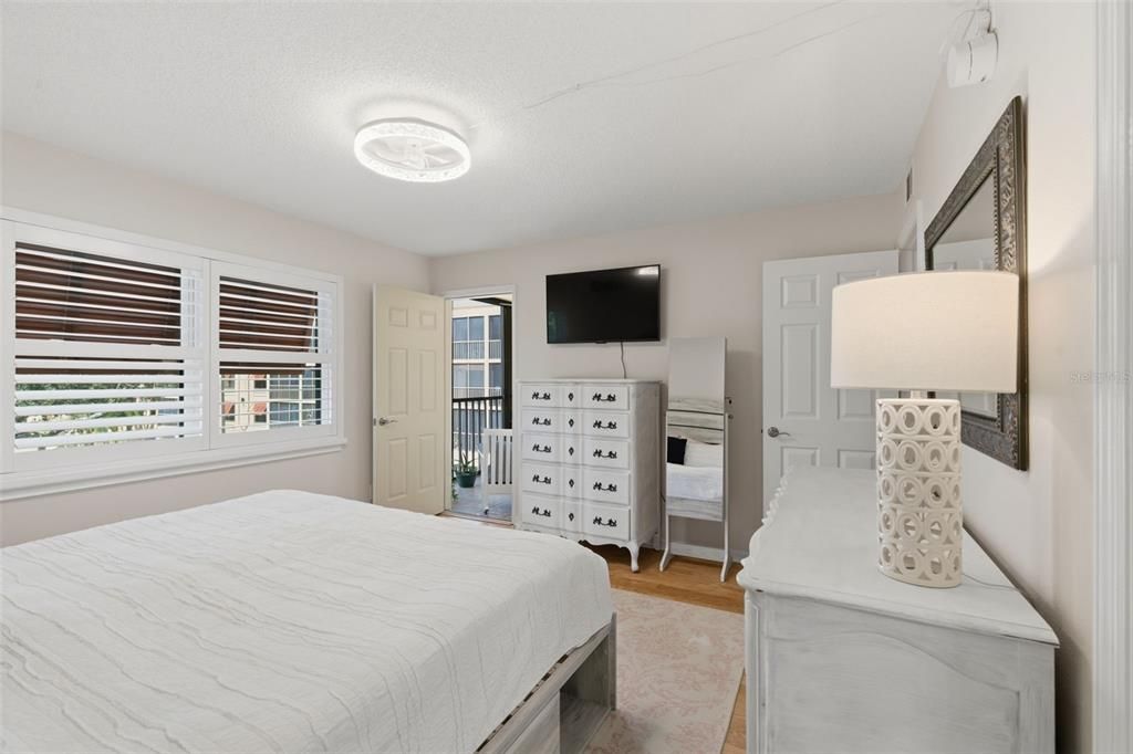 For Sale: $298,500 (2 beds, 2 baths, 1000 Square Feet)