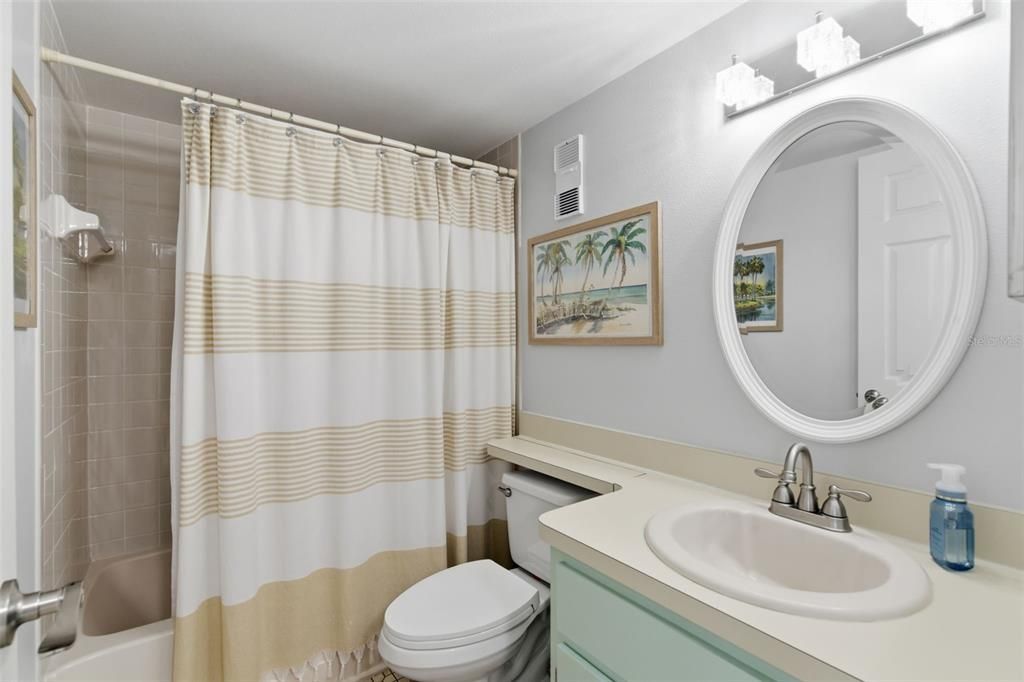 For Sale: $298,500 (2 beds, 2 baths, 1000 Square Feet)