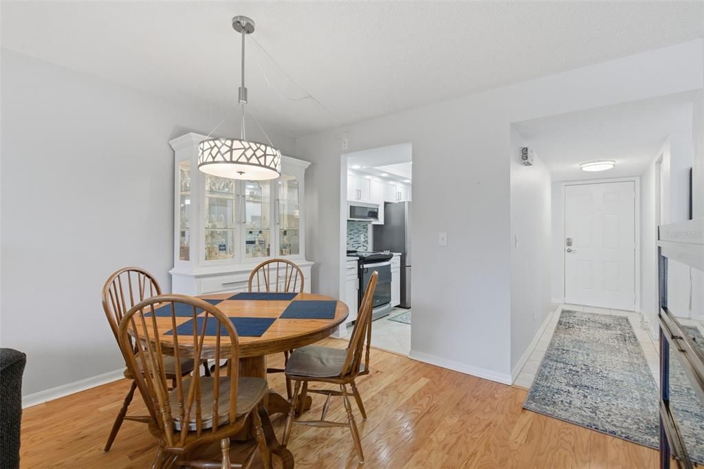 For Sale: $298,500 (2 beds, 2 baths, 1000 Square Feet)