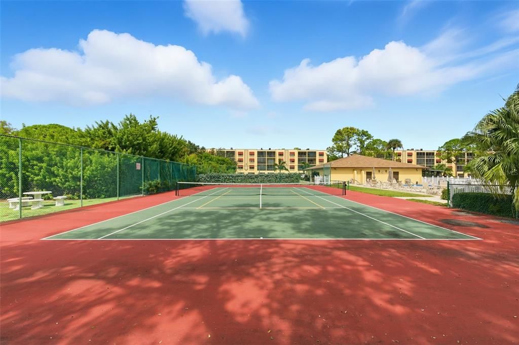 For Sale: $298,500 (2 beds, 2 baths, 1000 Square Feet)