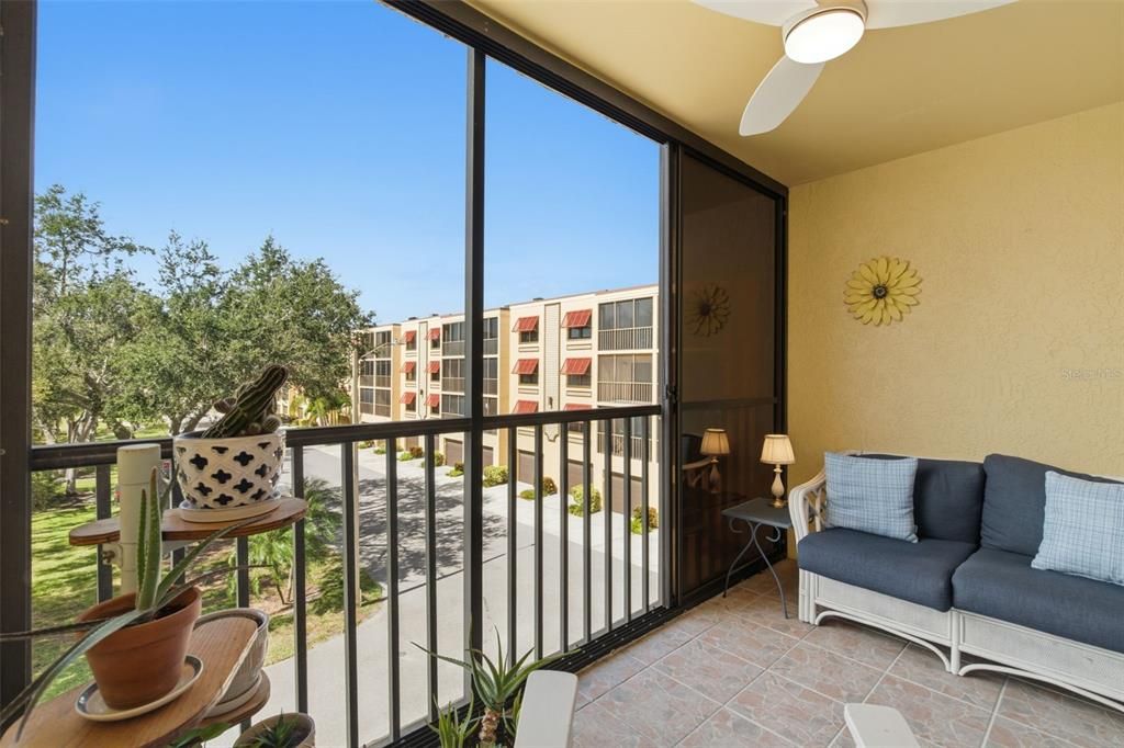 For Sale: $298,500 (2 beds, 2 baths, 1000 Square Feet)