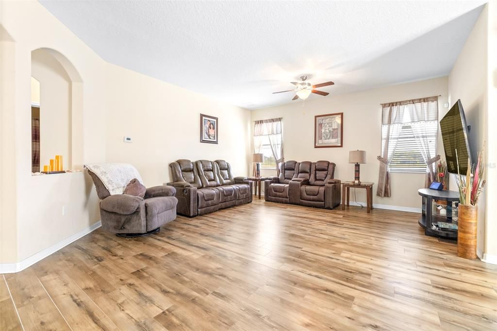 For Sale: $635,000 (6 beds, 4 baths, 3231 Square Feet)