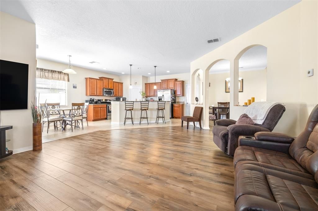 For Sale: $635,000 (6 beds, 4 baths, 3231 Square Feet)