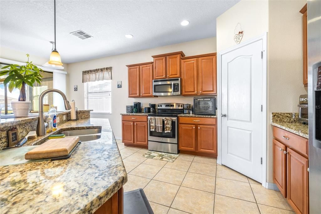 For Sale: $635,000 (6 beds, 4 baths, 3231 Square Feet)