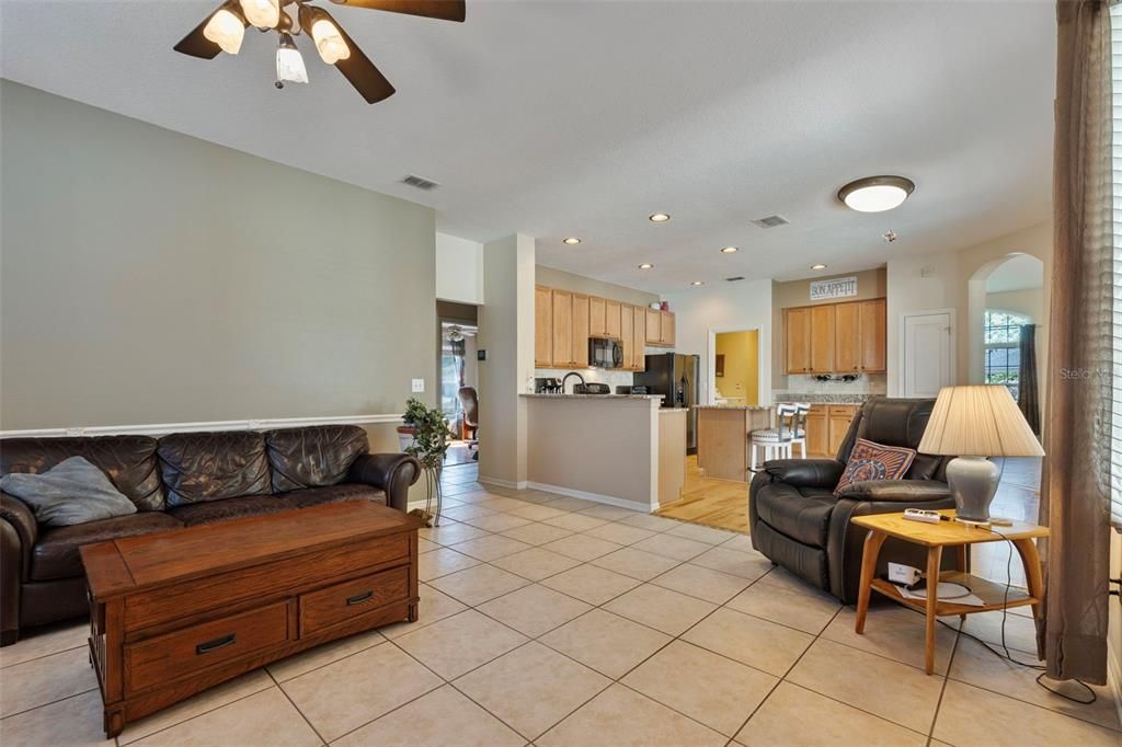 Activo con contrato: $475,000 (4 camas, 2 baños, 2007 Pies cuadrados)