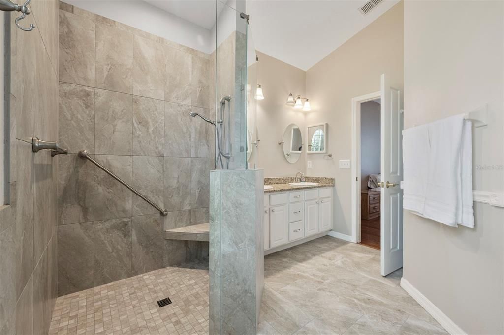 Activo con contrato: $475,000 (4 camas, 2 baños, 2007 Pies cuadrados)