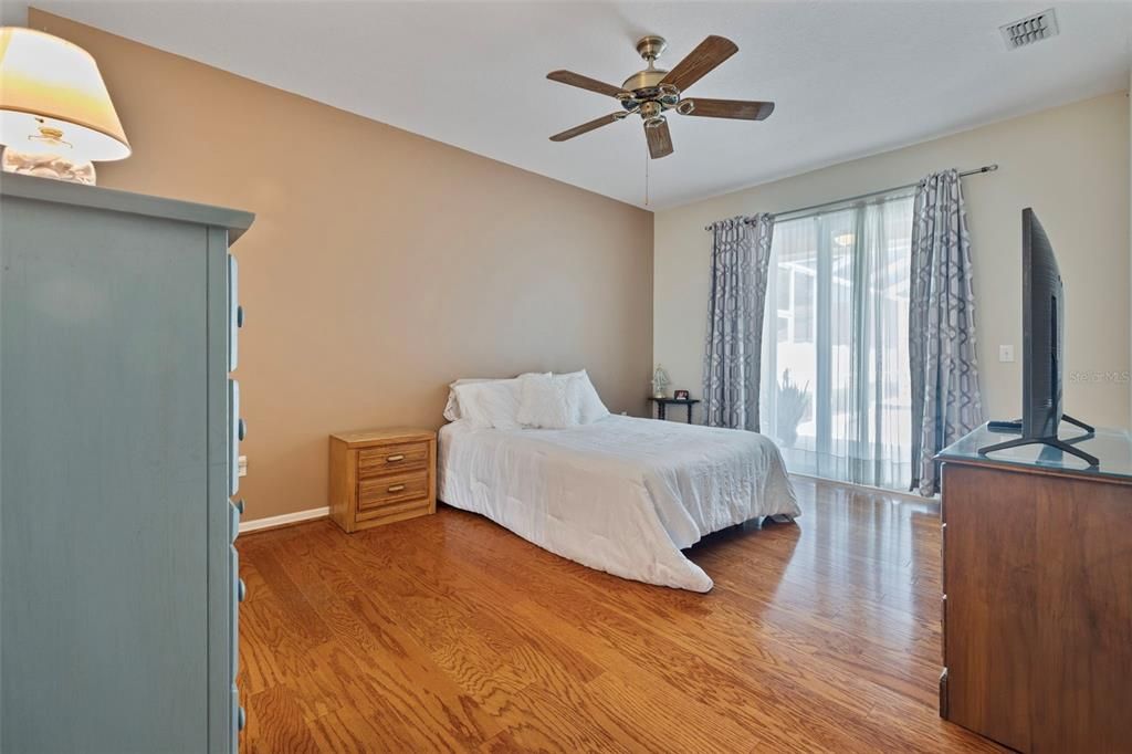 Activo con contrato: $475,000 (4 camas, 2 baños, 2007 Pies cuadrados)