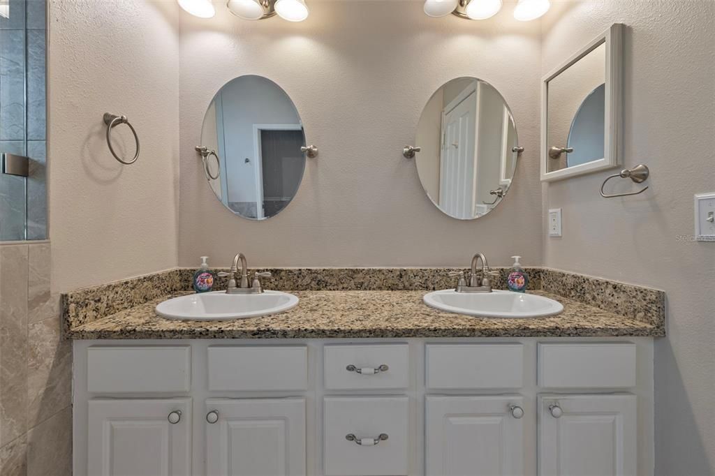 Activo con contrato: $475,000 (4 camas, 2 baños, 2007 Pies cuadrados)